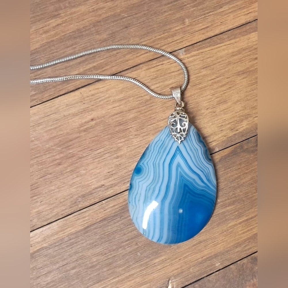 925 Sterling Silver & Blue Agate Pendant And Chain - Picture 2 of 3